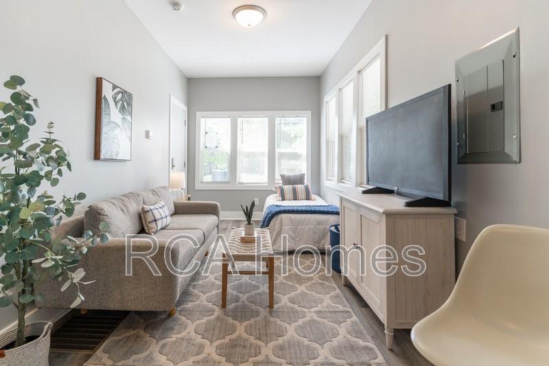 2831 N Kenwood Ave #7 - Photo 2 of 11