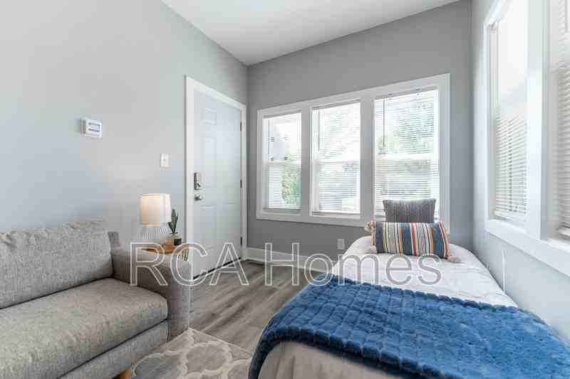 2831 N Kenwood Ave #7 - Photo 3 of 11