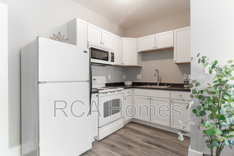 2831 N Kenwood Ave #7 - Photo 4 of 11