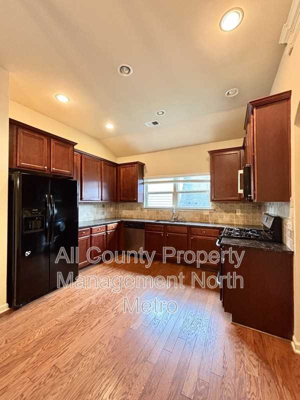 421 Parkstone Dr - Photo 3 of 13