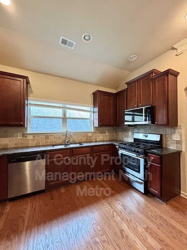 421 Parkstone Dr - Photo 4 of 13