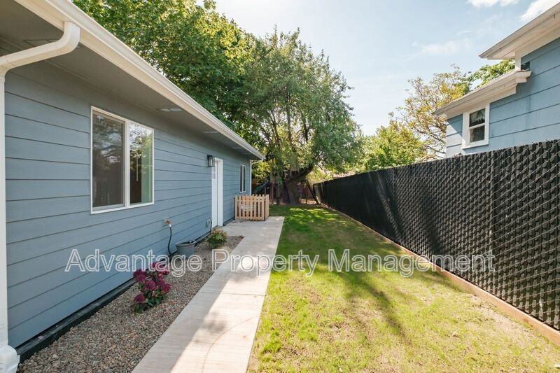 2190 Marion St Se - Photo 6 of 50
