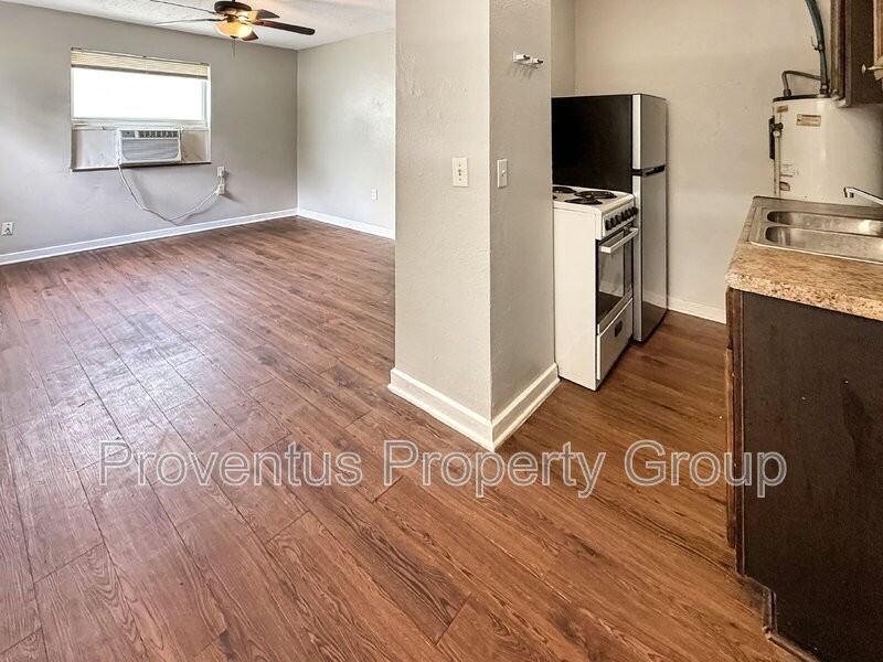 4 Rowland Ct #B - Photo 3 of 8