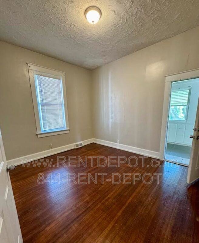 821 E Gum St - Photo 7 of 11