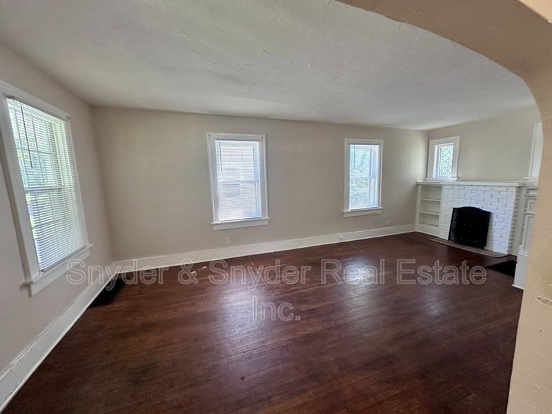700 Noble Ave - Photo 3 of 19