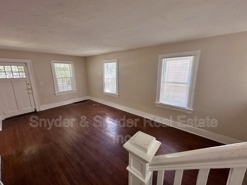 700 Noble Ave - Photo 4 of 19