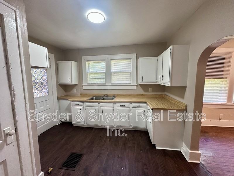 700 Noble Ave - Photo 5 of 19