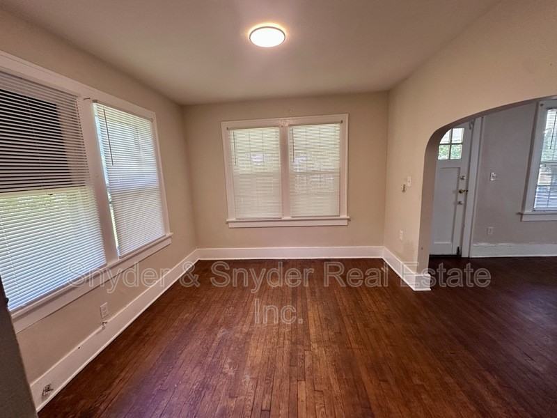 700 Noble Ave - Photo 6 of 19