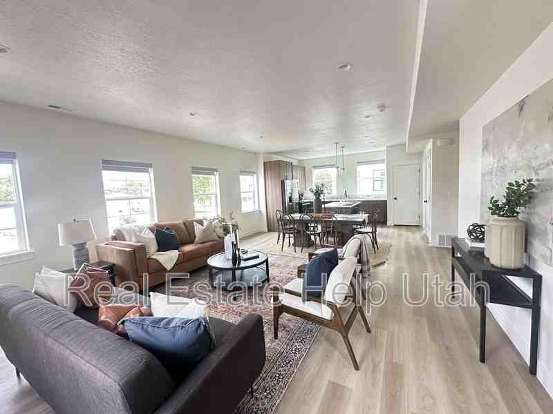 7846 S Holden St #1B - Photo 3 of 9