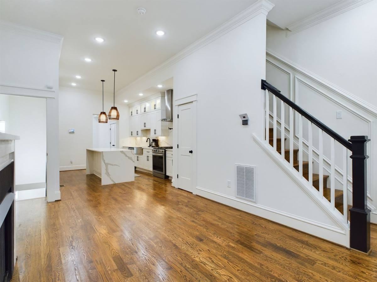 2515 E Franklin St - Photo 3 of 10