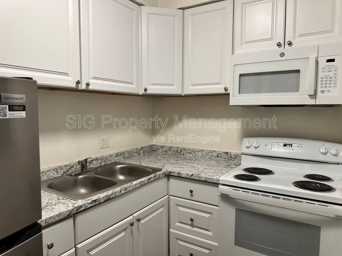 650 N Oakland Ave #108 - Photo 3 of 10
