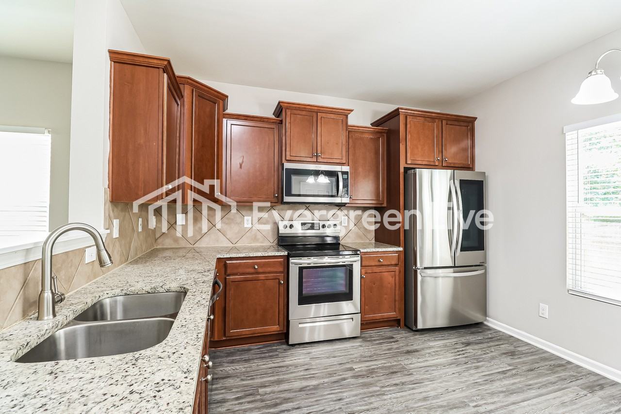 1041 Joselynn Dr - Photo 3 of 10