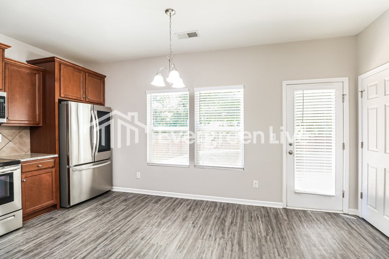 1041 Joselynn Dr - Photo 4 of 10