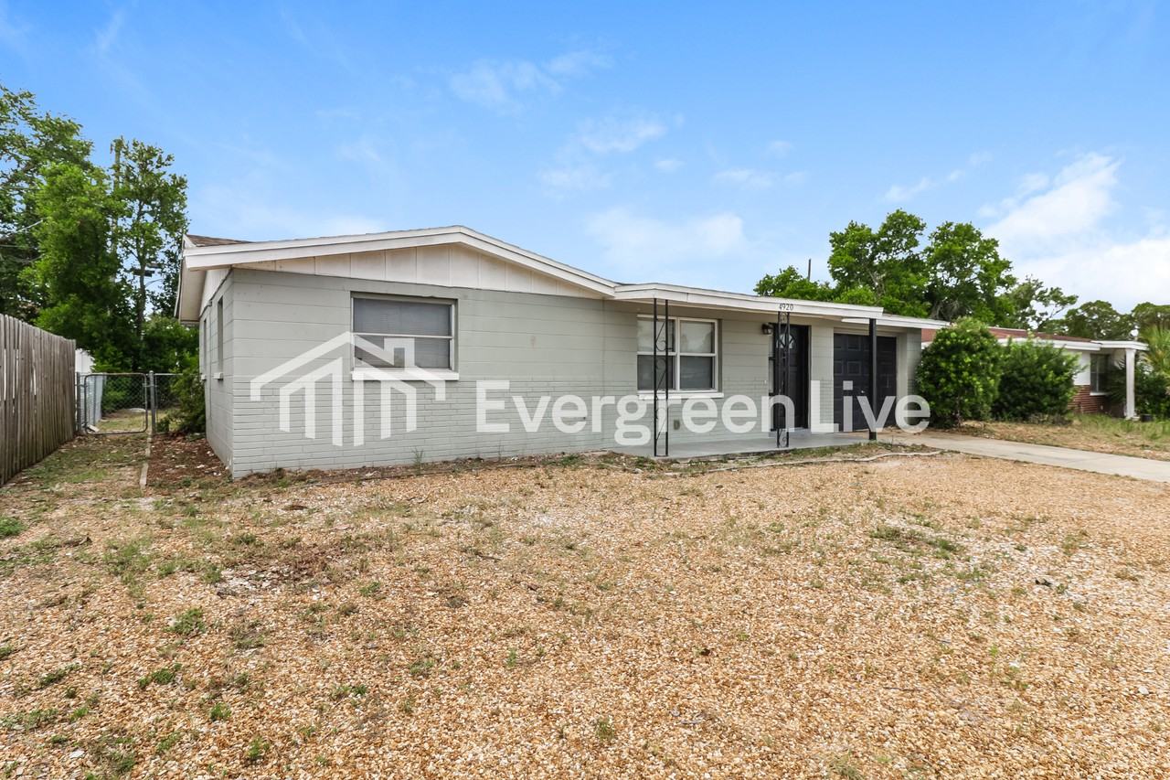 4920 Phoenix Ave - Photo 2 of 15