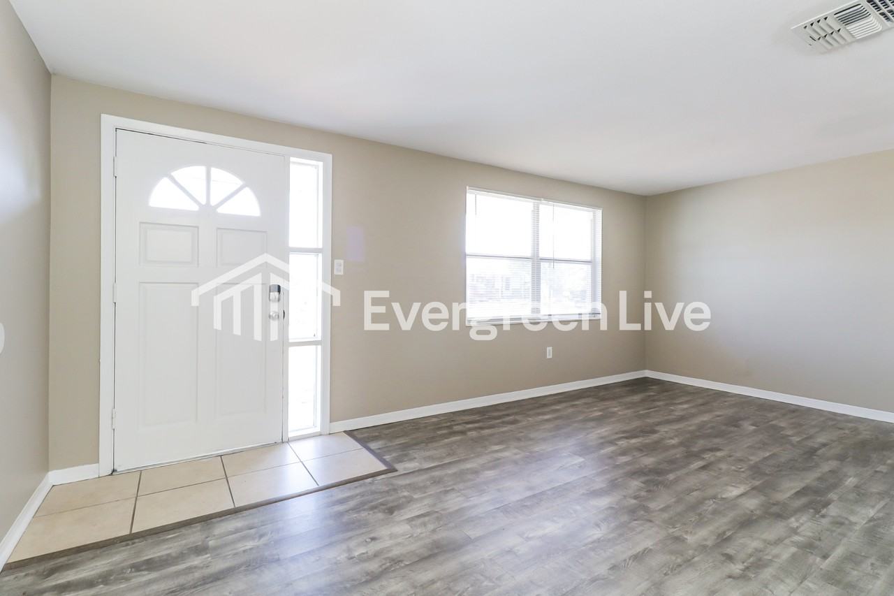 4920 Phoenix Ave - Photo 3 of 15