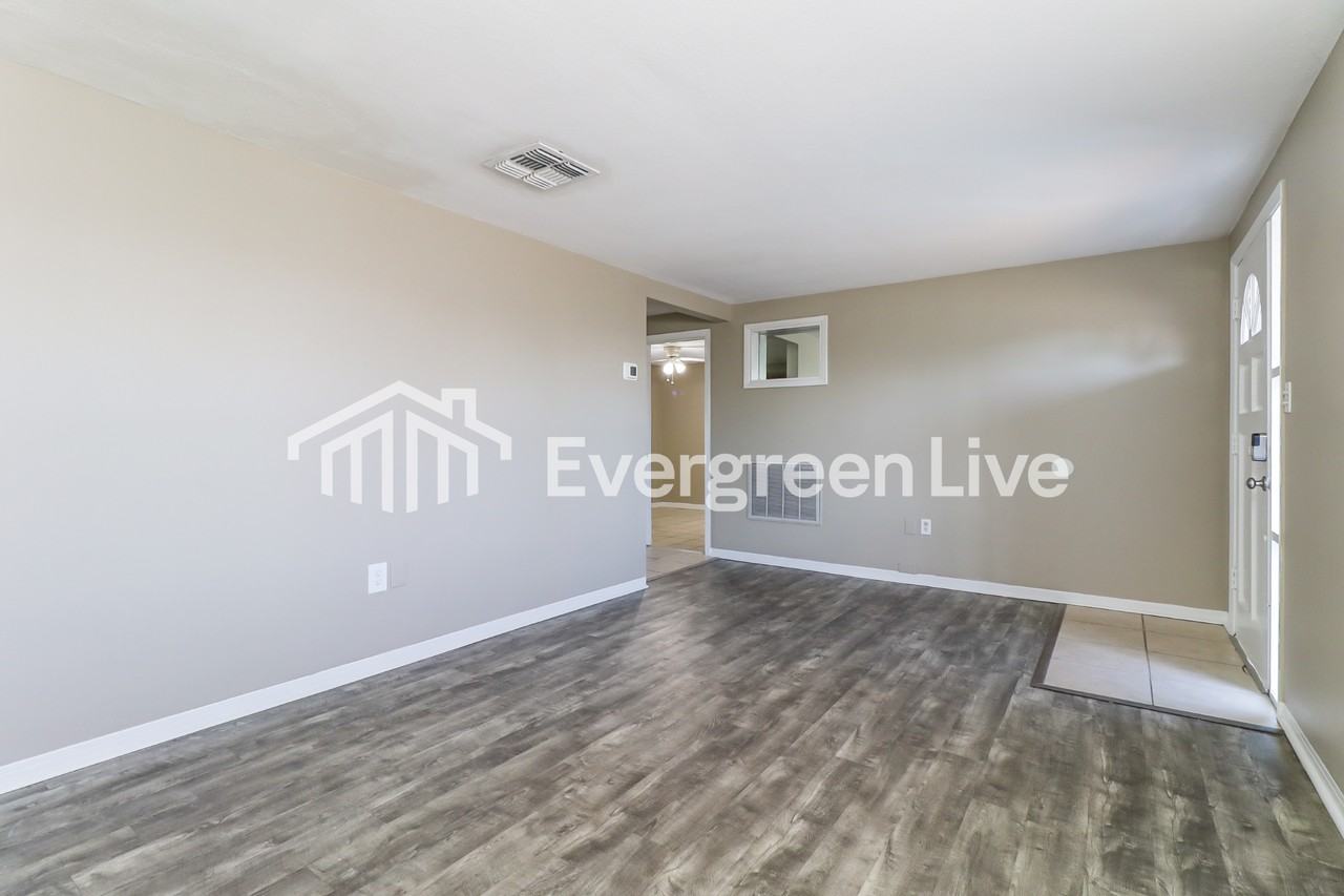 4920 Phoenix Ave - Photo 4 of 15