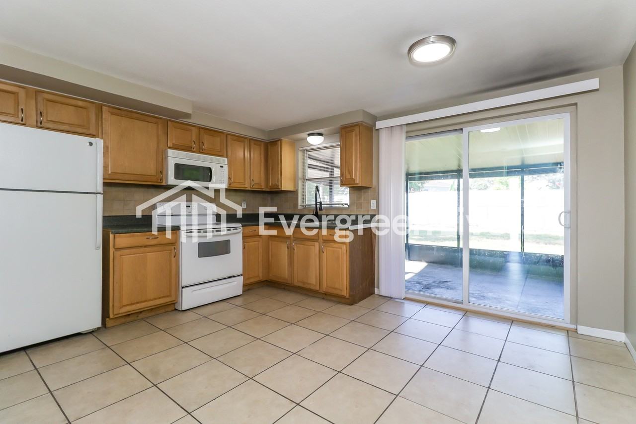 4920 Phoenix Ave - Photo 5 of 15