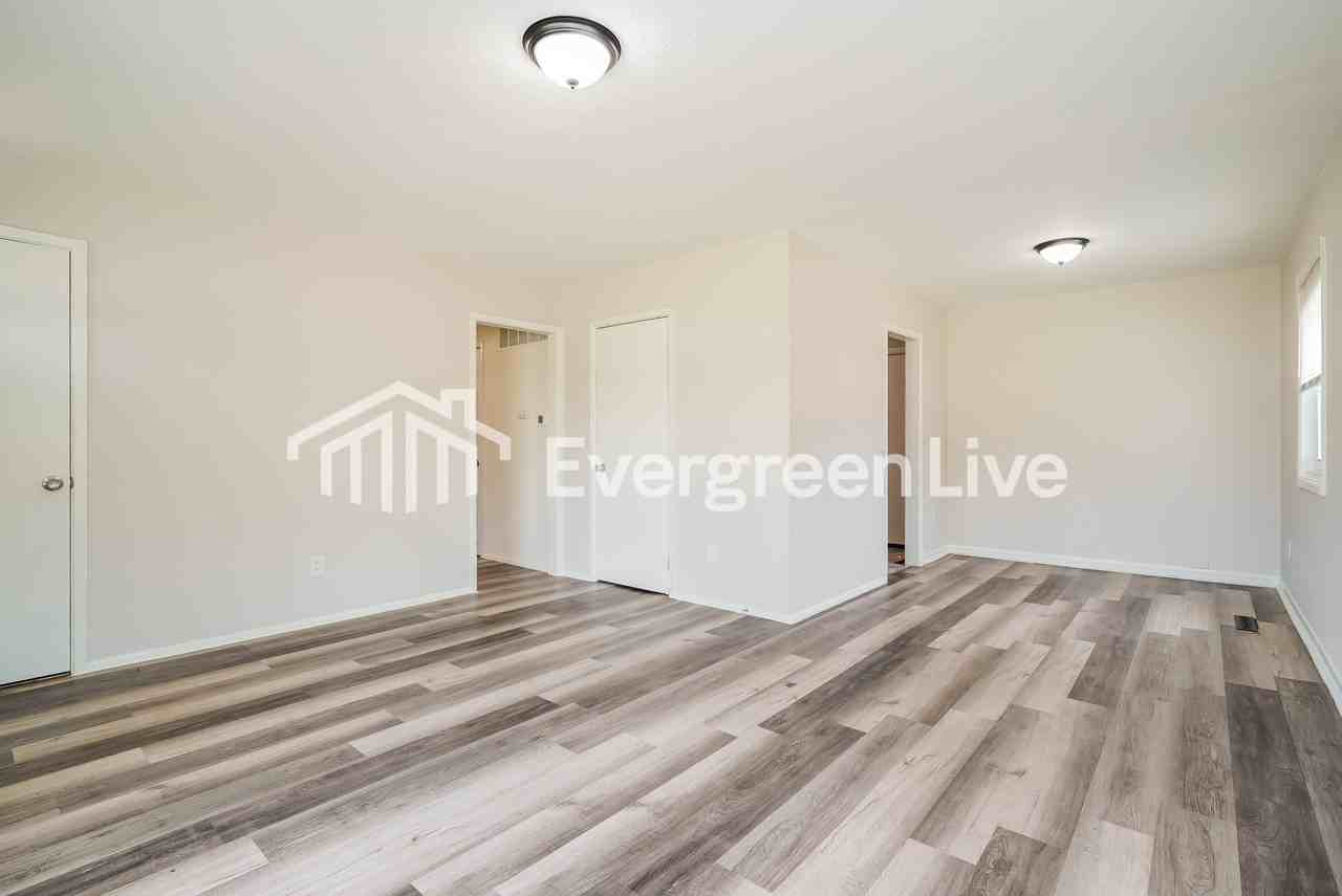 4553 Errington Rd - Photo 3 of 15