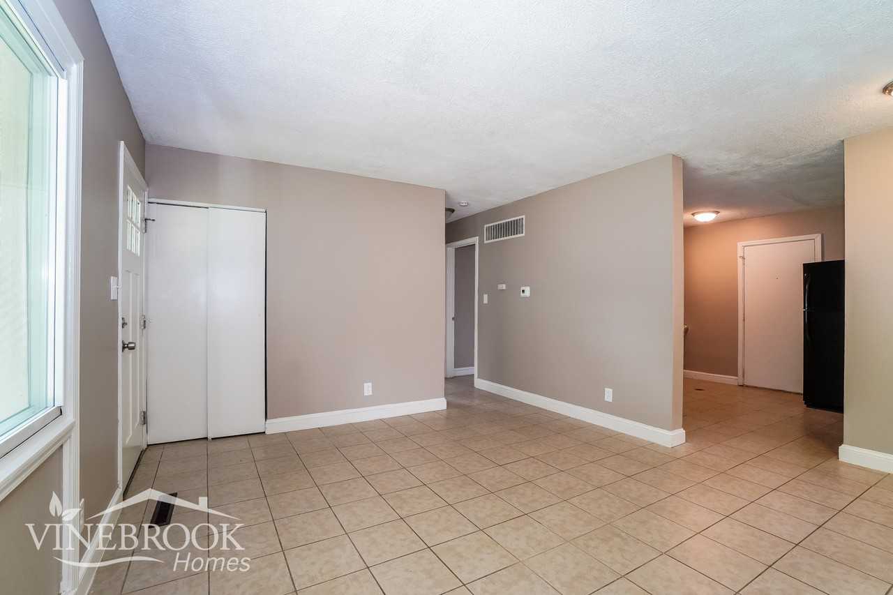 1747 Brentnell Ave - Photo 3 of 15