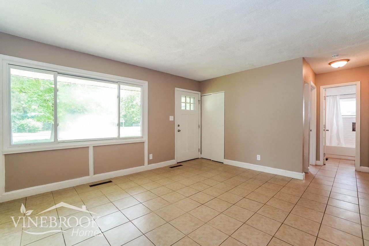 1747 Brentnell Ave - Photo 4 of 15