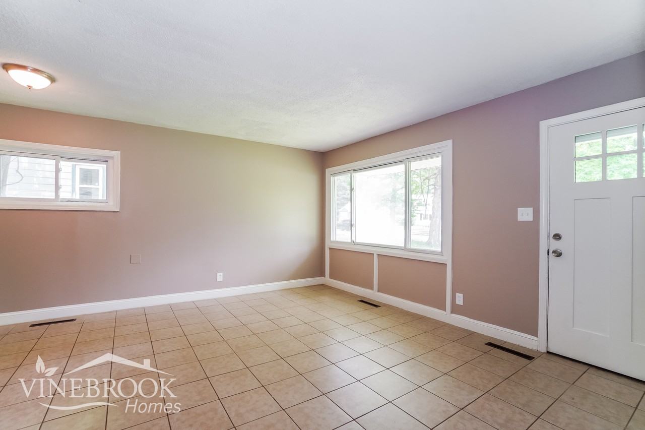 1747 Brentnell Ave - Photo 5 of 15
