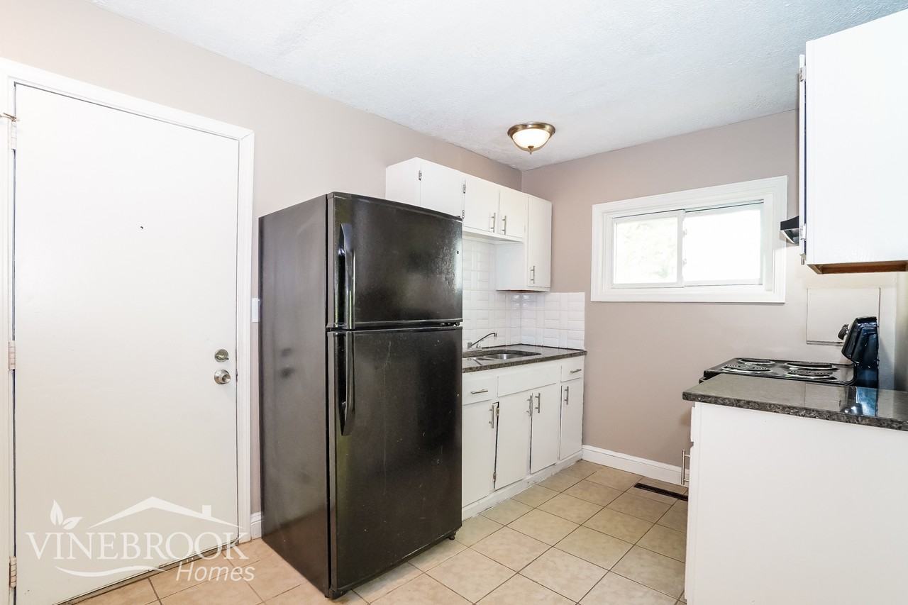 1747 Brentnell Ave - Photo 6 of 15