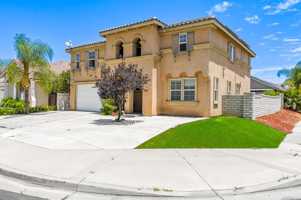 featured image of 3061 Clapper St