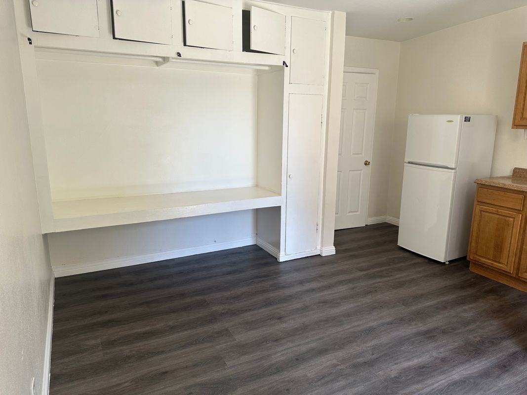 314 S Pine St ##1/2 - Photo 2 of 6