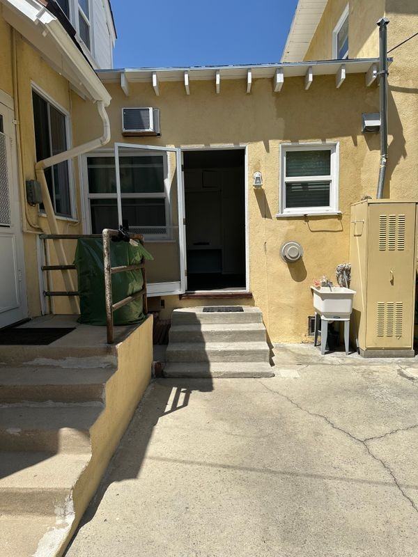 314 S Pine St ##1/2 - Photo 4 of 6