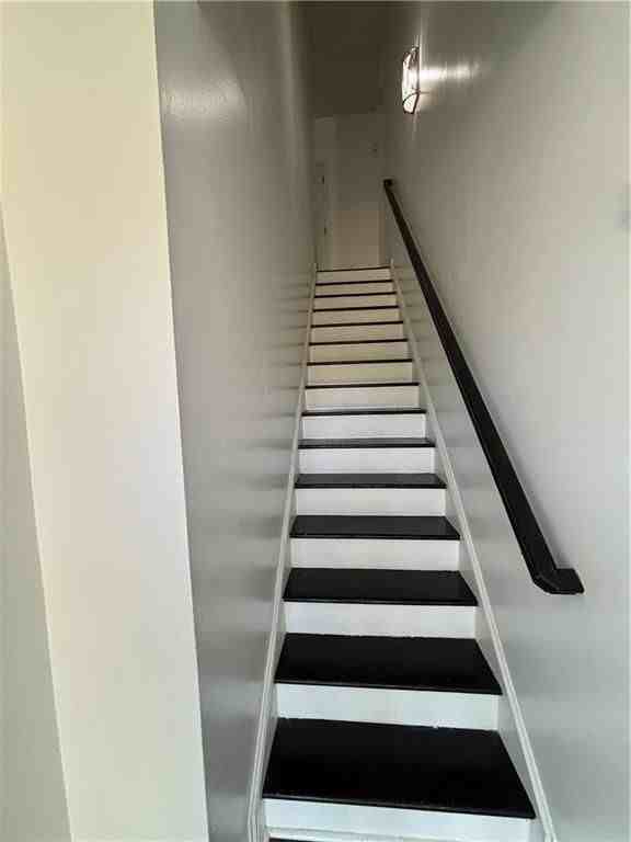 584 Windsor St Sw - Photo 5 of 15