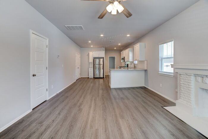 2435 E 7th St - Photo 4 of 20