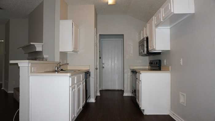 2425 Kelton St - Photo 5 of 13