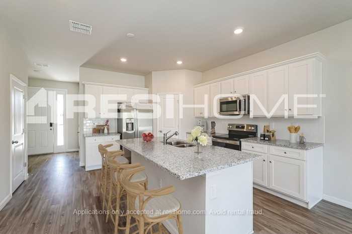 28451 Wave Crest Pl - Photo 3 of 18
