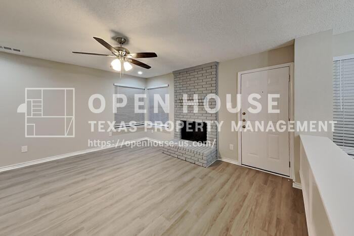 305 Hillside Ct - Photo 4 of 20