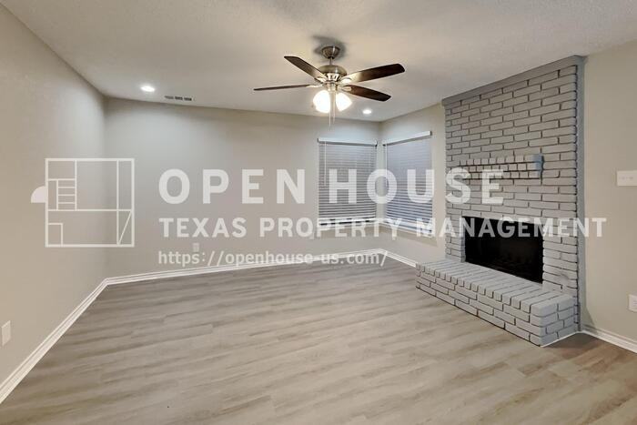 305 Hillside Ct - Photo 5 of 20