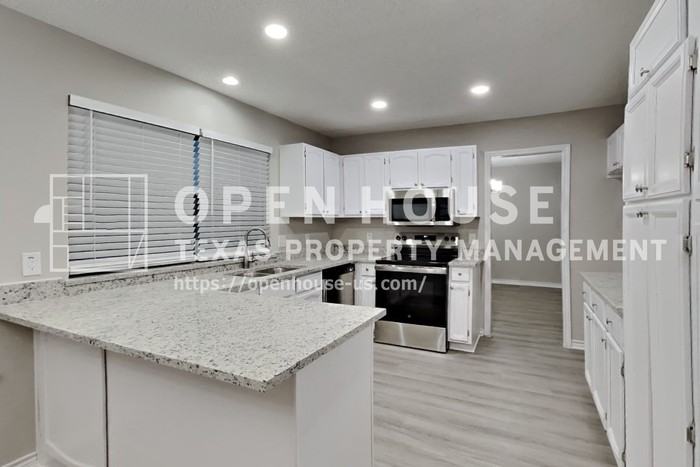 305 Hillside Ct - Photo 6 of 20