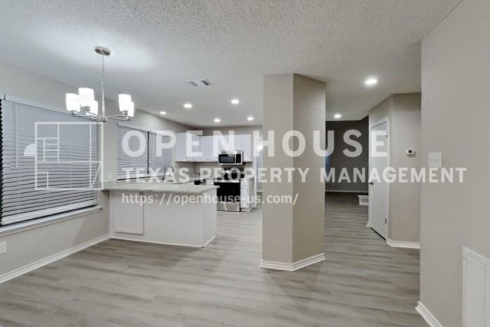 305 Hillside Ct - Photo 7 of 20