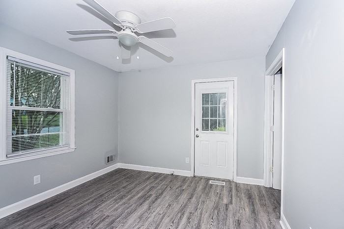 21 Newport Dr - Photo 5 of 10