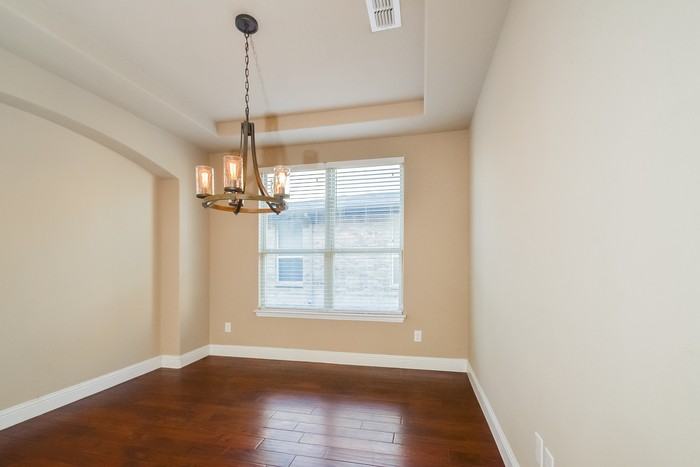 604 Kinghaven Dr - Photo 4 of 20
