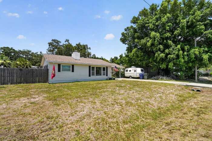 2617 Nassau St - Photo 4 of 35
