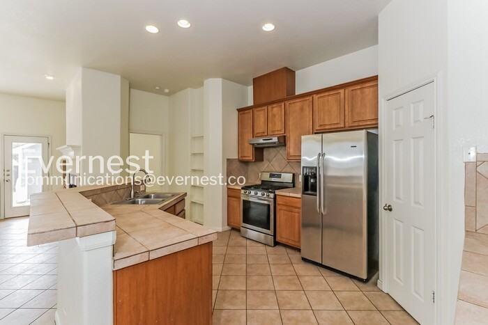 709 W 35th St - Photo 3 of 32