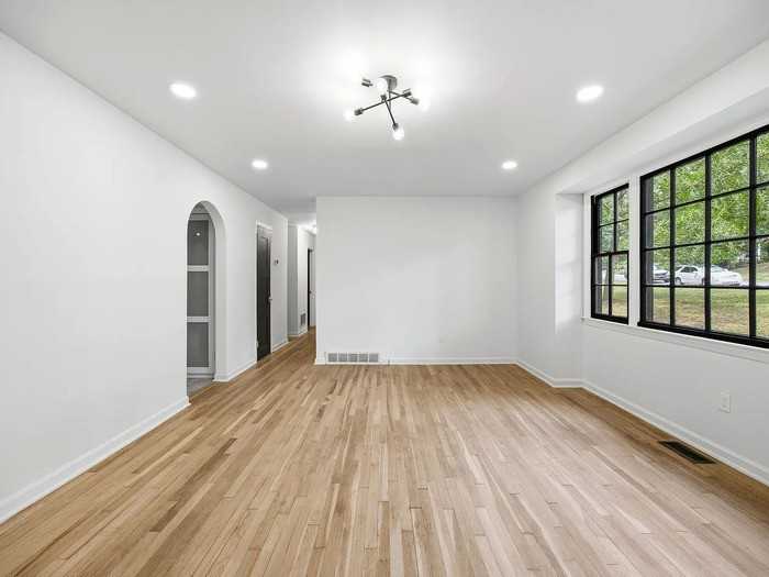608 Dennis Ave - Photo 4 of 33