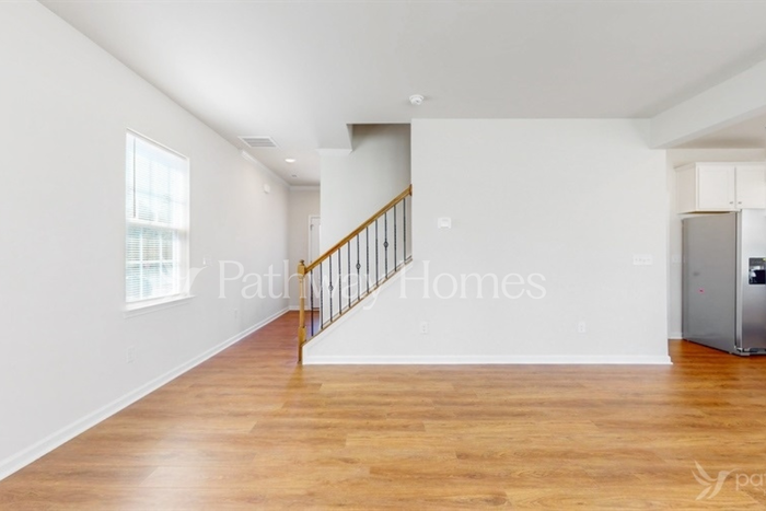 335 Kennerly Center Dr - Photo 4 of 17