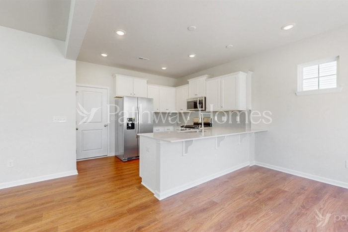 335 Kennerly Center Dr - Photo 5 of 17