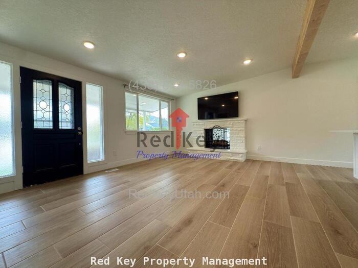 543 Stansbury Ave #B - Photo 3 of 8
