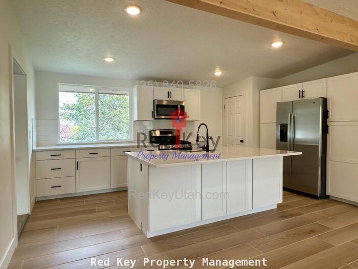 543 Stansbury Ave #B - Photo 4 of 8