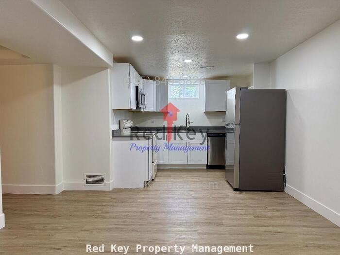 543 Stansbury Ave #B - Photo 5 of 8