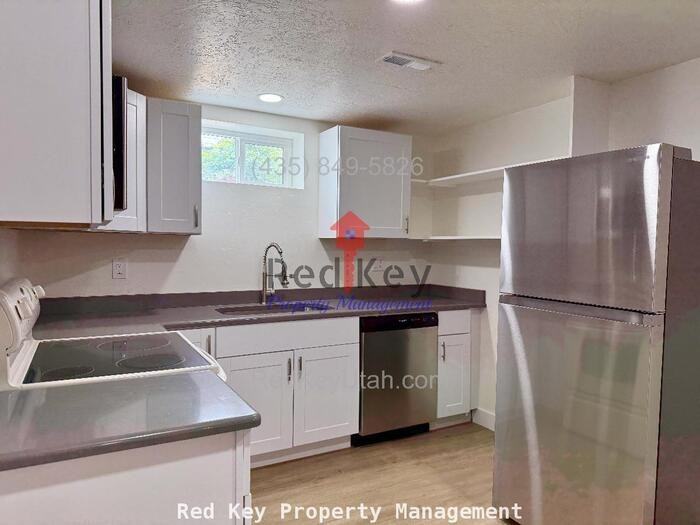 543 Stansbury Ave #B - Photo 6 of 8