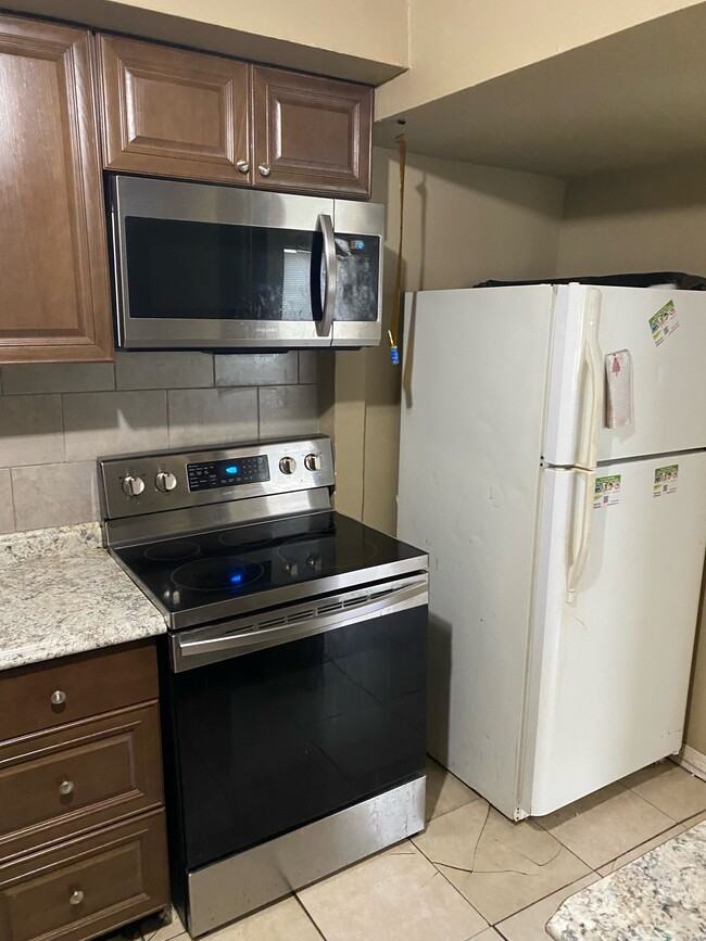 8500 N Alaska St #B - Photo 4 of 22
