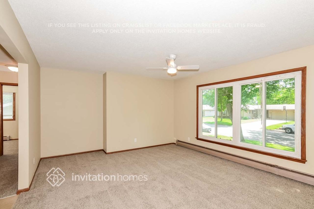 1115 Madison St S - Photo 5 of 18